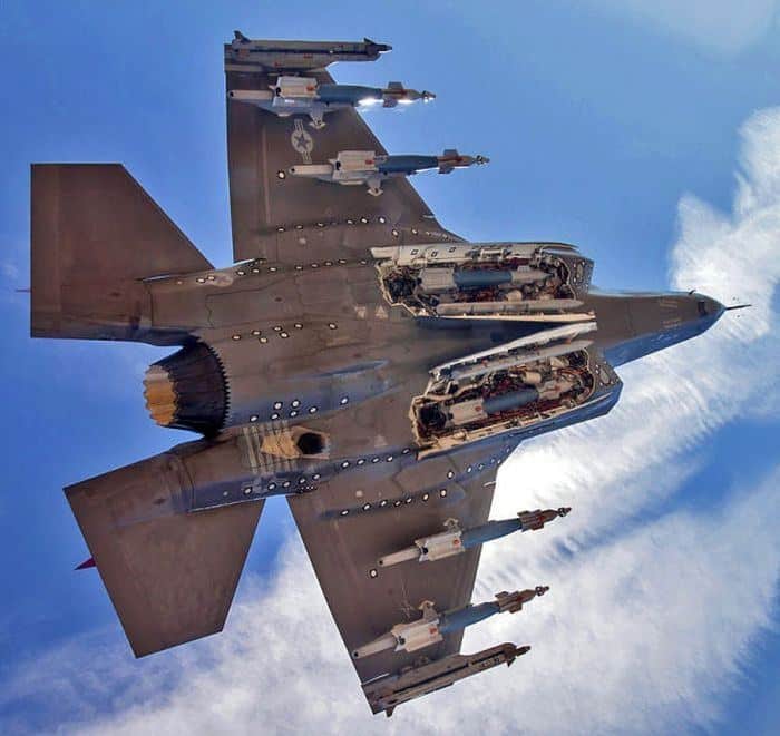 Web-PIC-F-35-with-weapons-bays-open